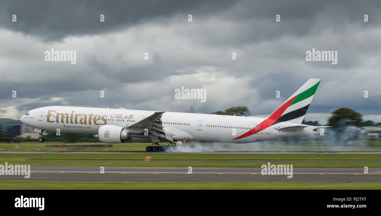 Emirates Airlines fornisce Glasgow con un doppio volo giornaliero da e per Dubai. Dubai serve come Emirates hub internazionale con voli di coincidenza th Foto Stock