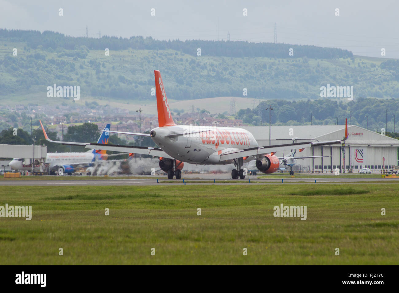 Easyjet il volo atterra all'Aeroporto Internazionale di Glasgow, Renfrewshire, Scozia - 30 giugno 2016 Foto Stock