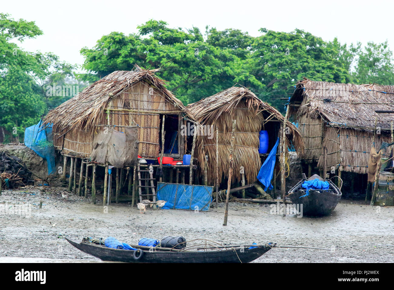 Joymoni fisherman village sulla banca del fiume di Pasur vicino Sundarbans in Bagerhat. Bangladesh Foto Stock