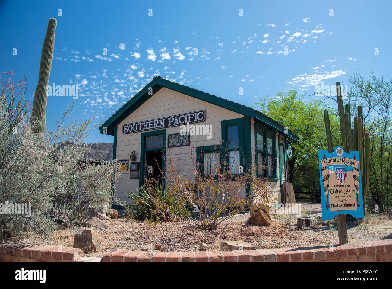 Pacifico del sud ufficio ferroviaria con paesaggi del deserto sotto un cielo blu. Foto Stock