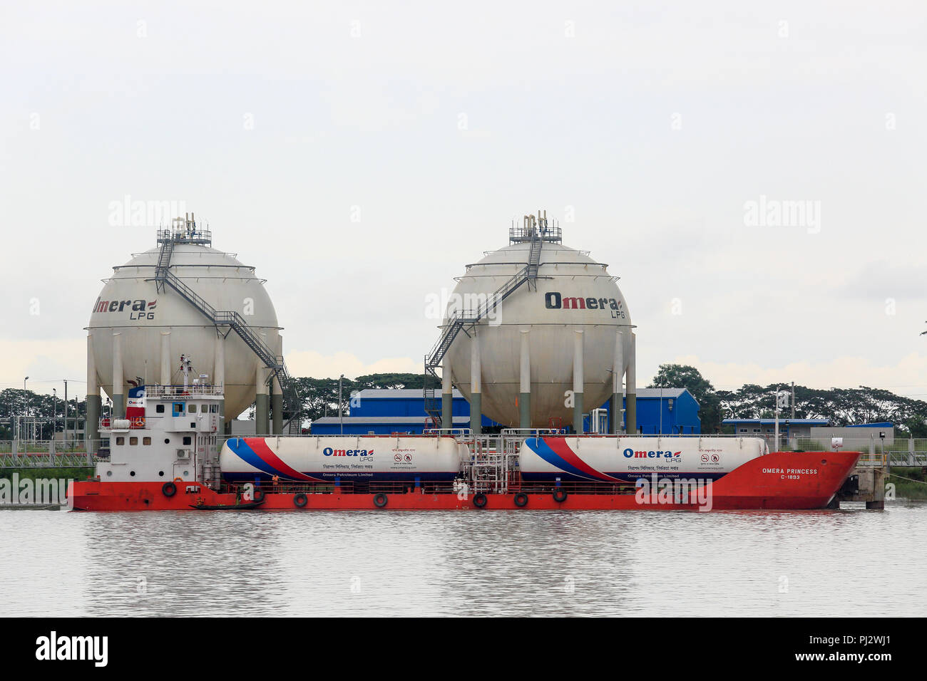 Omera Omera GPL di Gas Omera uno Ltd sulla banca del fiume Pasur. Mongla, Bagerhat, Bangladesh Foto Stock