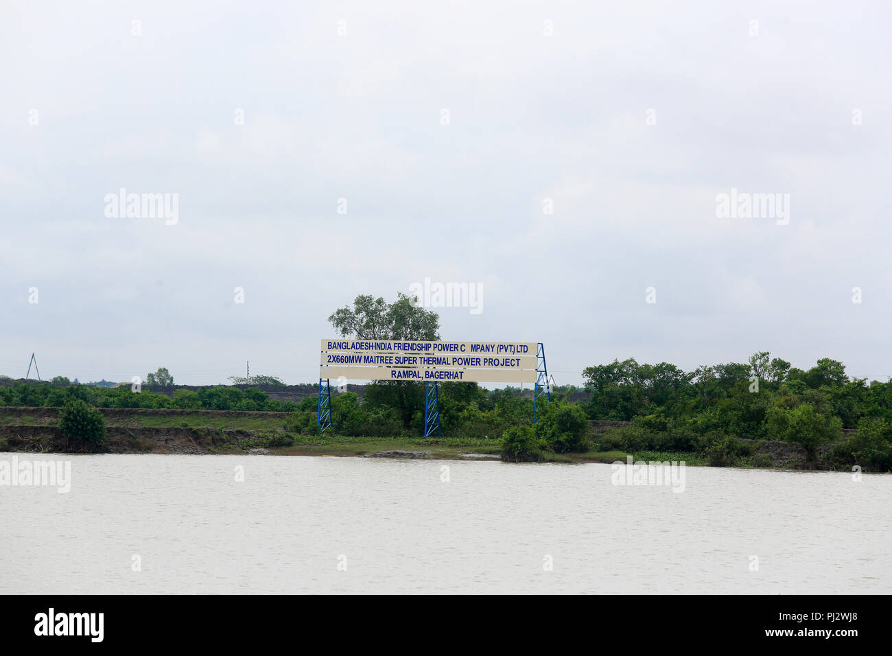 Rampal del carbone in base power station project, una joint venture è noto come Bangladesh-Indian amicizia Company (BIFPC) sulla banca del fiume di Pasur. Foto Stock