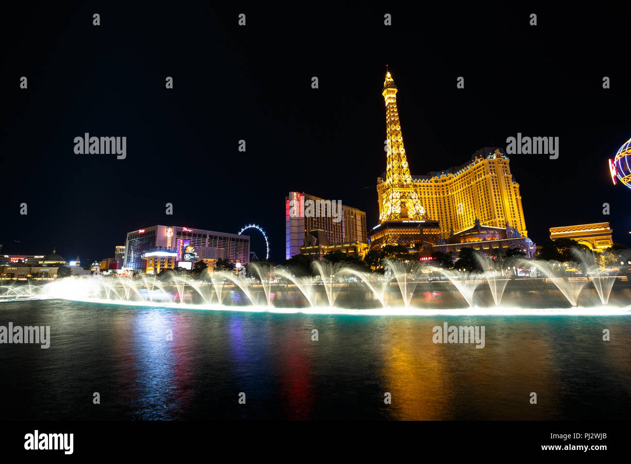 Bellagio Fountain show di notte sulla Strip di Las Vegas - Las Vegas, Nevada Foto Stock