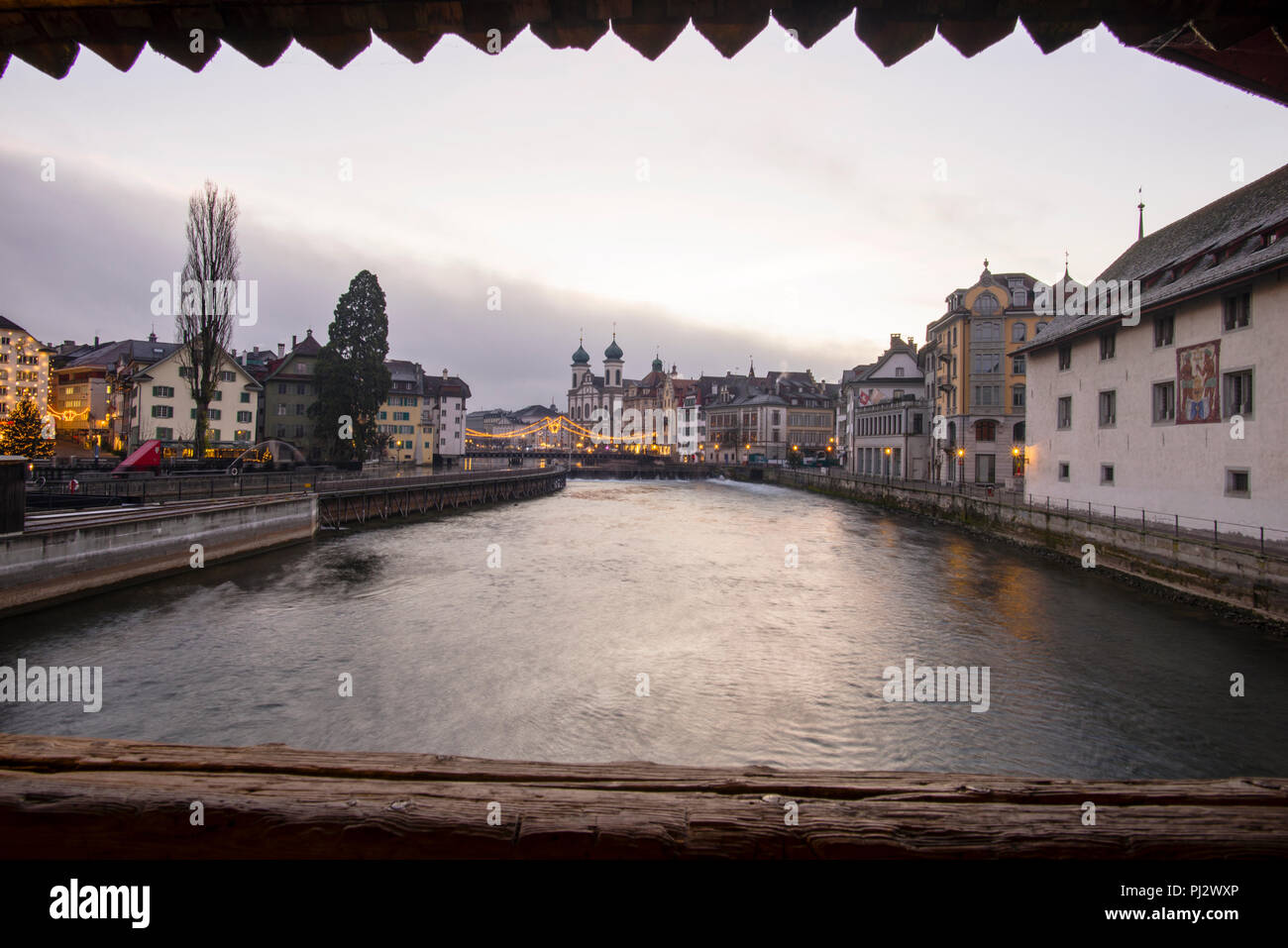 Lucerna Reuss dal Ponte del mulino alla Chiesa dei Gesuiti con duplici cupole a cipolla e il ponte pedonale in ferro, in Svizzera. Foto Stock