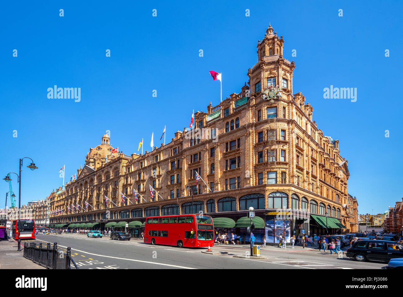 Street View di Londra con i famosi grandi magazzini Foto Stock