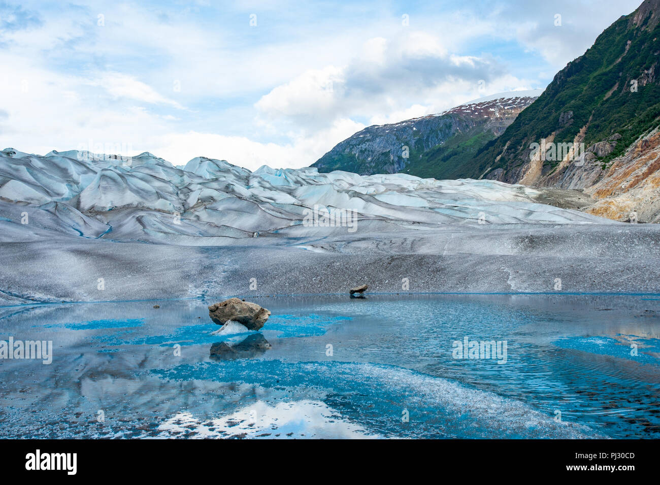 Glacier tour in elicottero - Juneau Alaska - nave da crociera escursione oltre il Juneau icefield atterraggio sul ghiacciaio Gilkey - fantastico blu acqua di disgelo glaciale Foto Stock