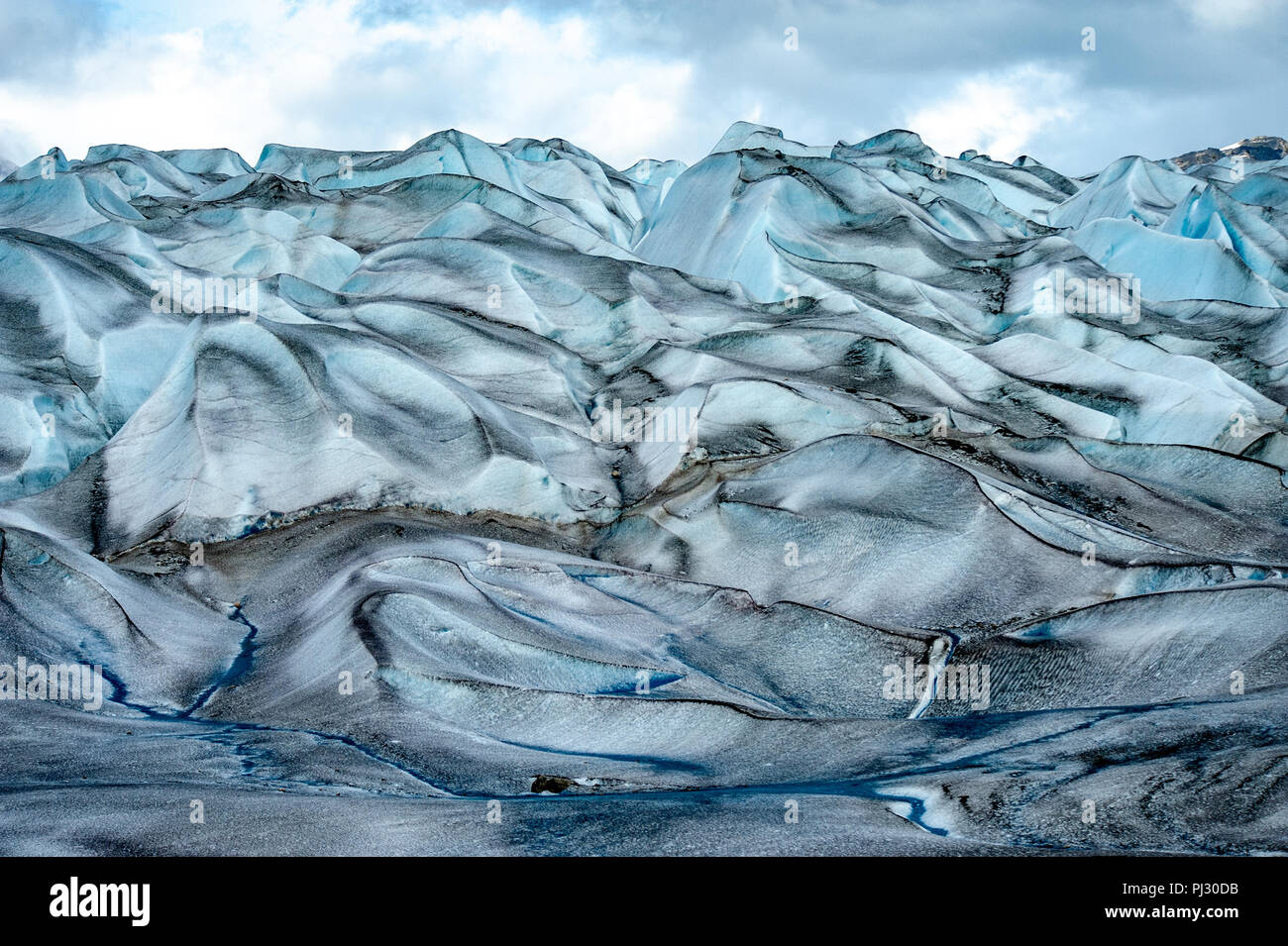 Glacier tour in elicottero - Juneau Alaska - nave da crociera escursione oltre il Juneau icefield atterraggio sul ghiacciaio Gilkey - fantastico blu acqua di disgelo glaciale Foto Stock