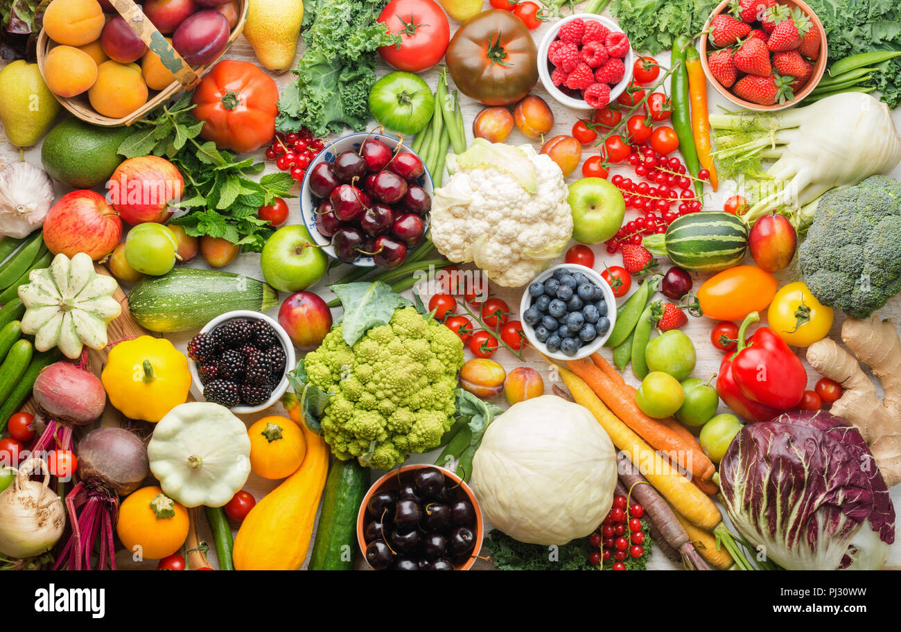 Una sana frutta estiva verdure bacche sfondo, Ciliege Pesche Fragole Cavolo broccoli Cavolfiori squash Pomodori Carote cipolline fagioli barbabietola, pepe, vista dall'alto, il fuoco selettivo Foto Stock
