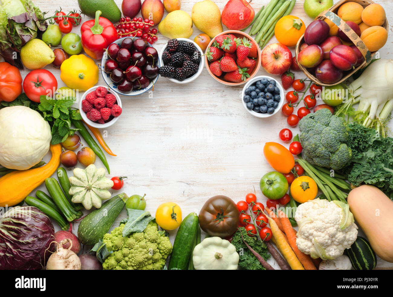 Estate Fresca frutta verdura bacche sfondo, Ciliege Pesche Fragole Cavolo broccoli Cavolfiori squash Pomodori Carote fagioli barbabietola, pepe, vista dall'alto, il fuoco selettivo Foto Stock