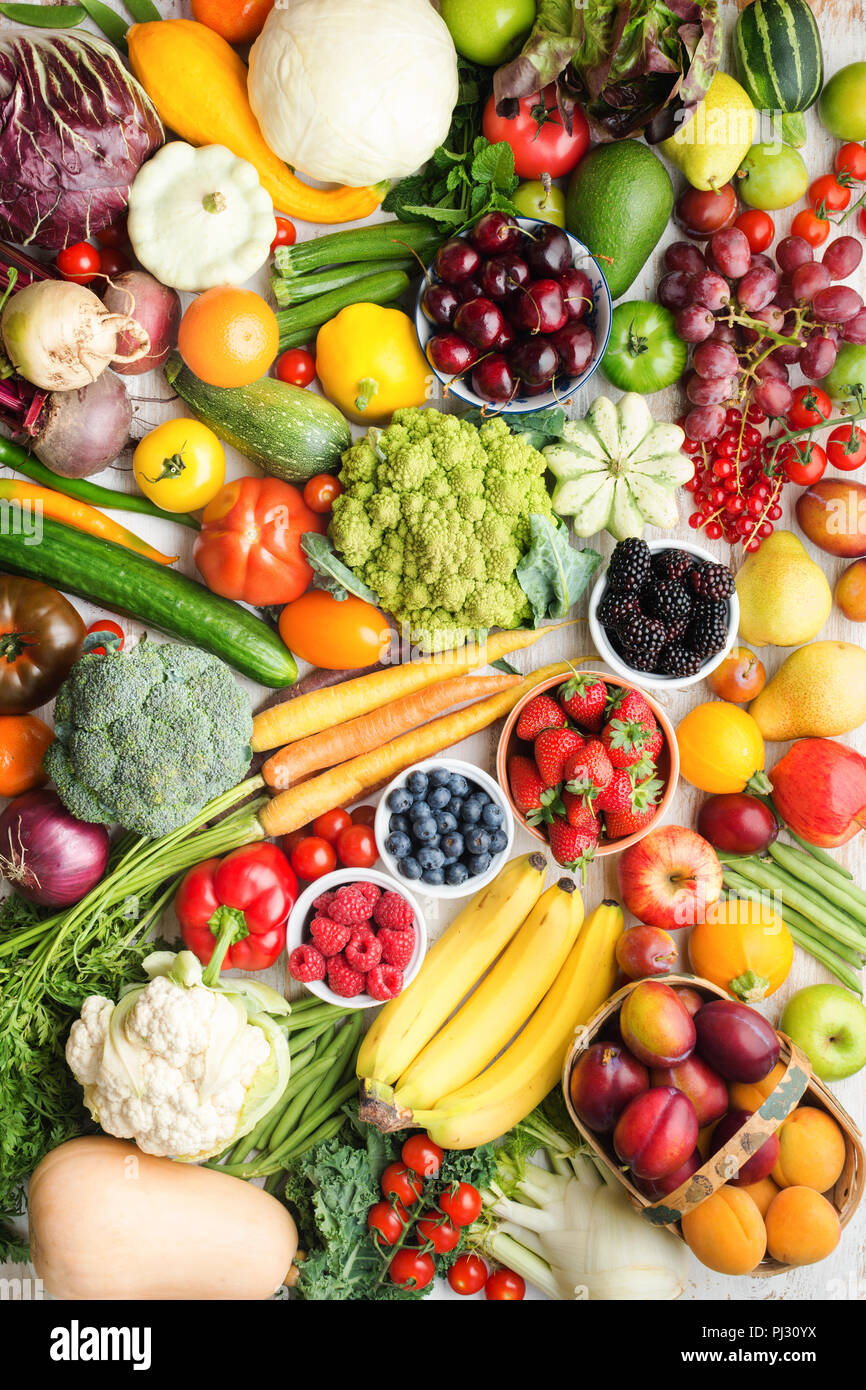 Sani frutti ortaggi bacche sfondo, Ciliege Pesche Fragole Cavolo broccoli Cavolfiori squash Pomodori Carote Fave Banane barbabietole, pepe, vista dall'alto, il fuoco selettivo Foto Stock