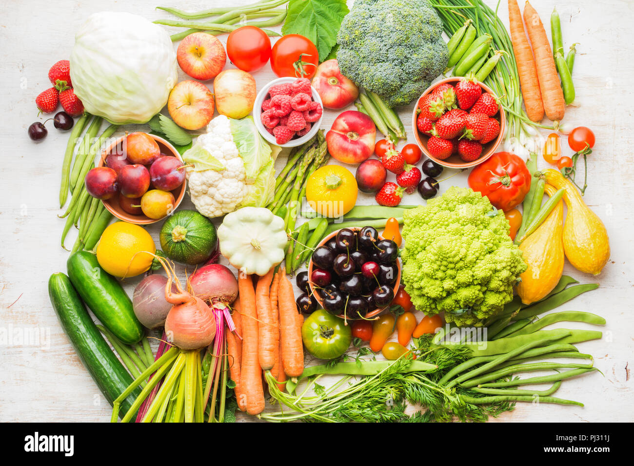 Frutta estiva verdure bacche sfondo, mele Ciliege Pesche Fragole Cavolo broccoli Cavolfiori squash Pomodori Carote cipolline barbabietola, copia spazio, vista dall'alto, il fuoco selettivo Foto Stock