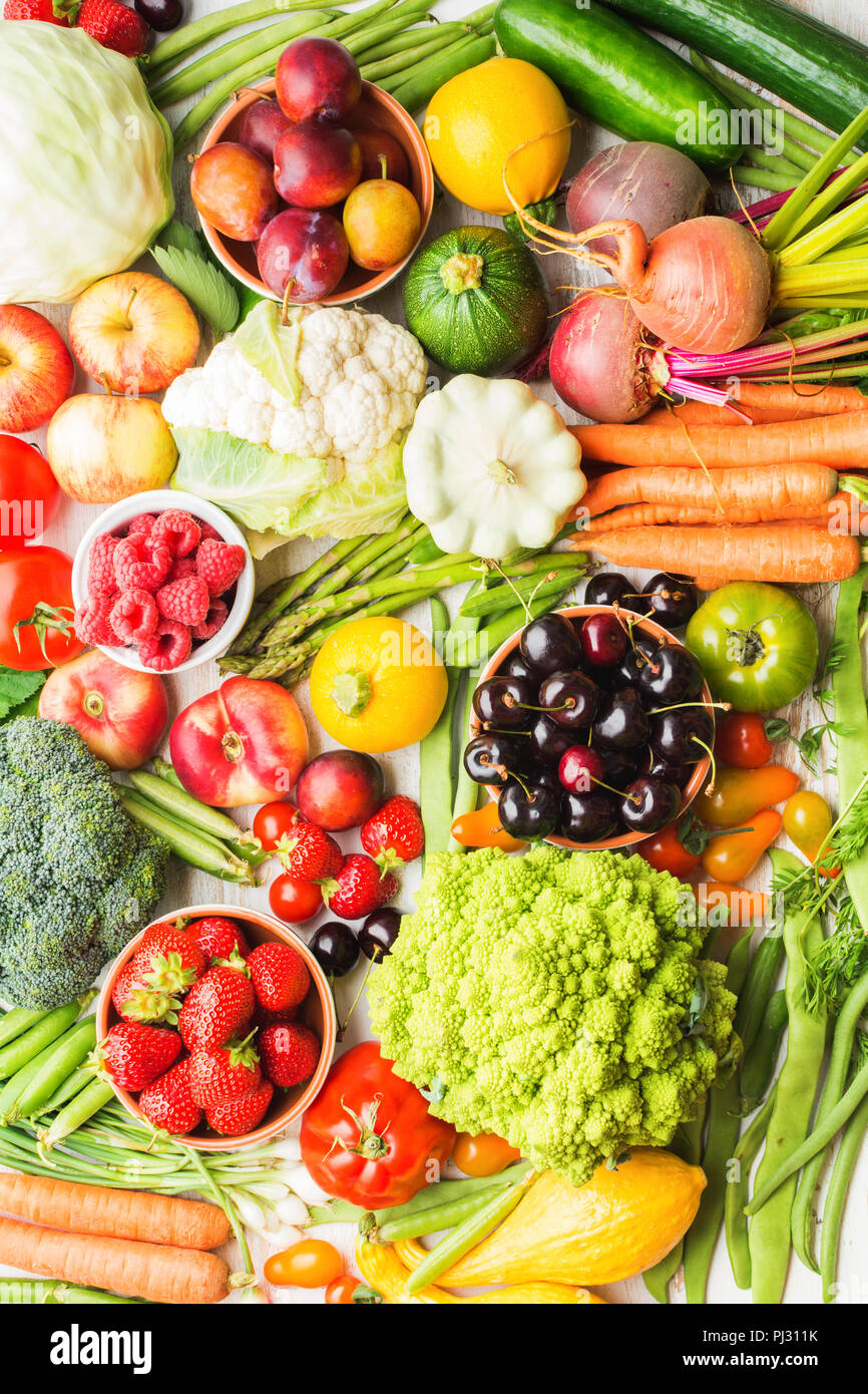 Frutta estiva verdure bacche sfondo, mele Ciliege Pesche Fragole Cavolo broccoli Cavolfiori squash Pomodori Carote cipolline barbabietola, vista dall'alto, il fuoco selettivo Foto Stock