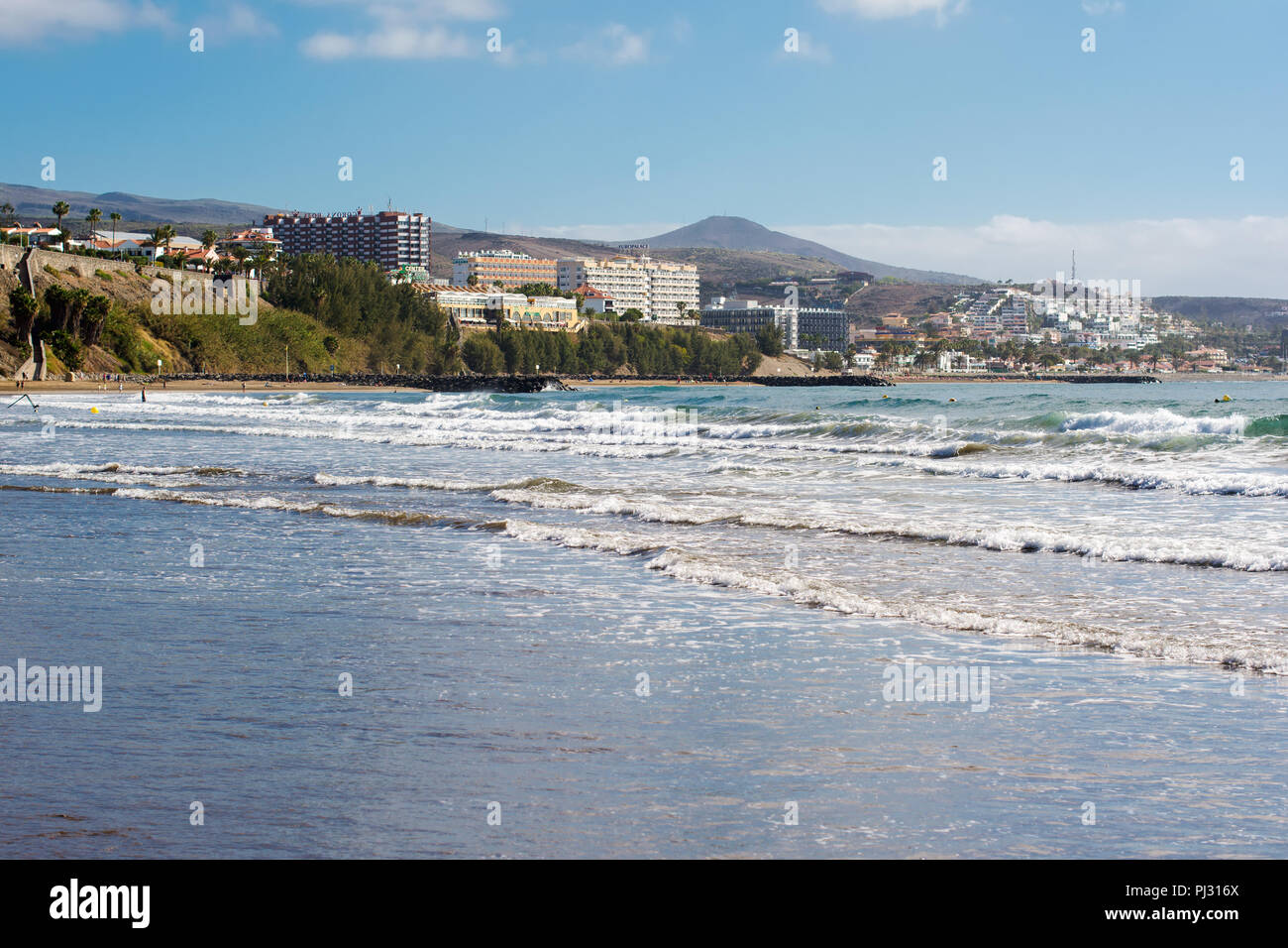 La spiaggia e il mare di Playa del Inglés, Gran Canaria Isole Canarie, vista sul mare, alberghi, spiaggia, il fuoco selettivo Foto Stock