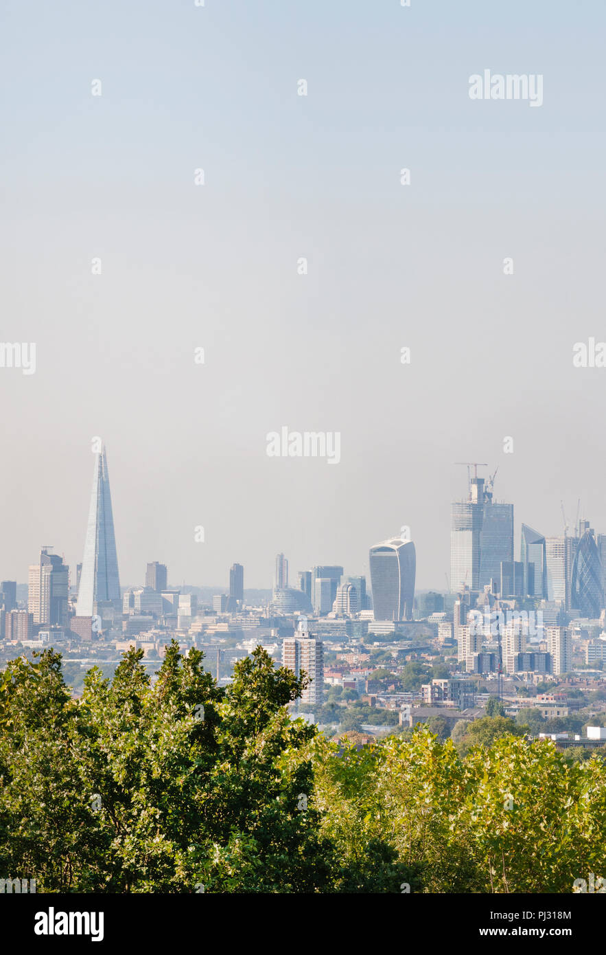 Vista della città di Londra da One Tree Hill, Onore Oak, Southwark, Londra, Regno Unito Foto Stock