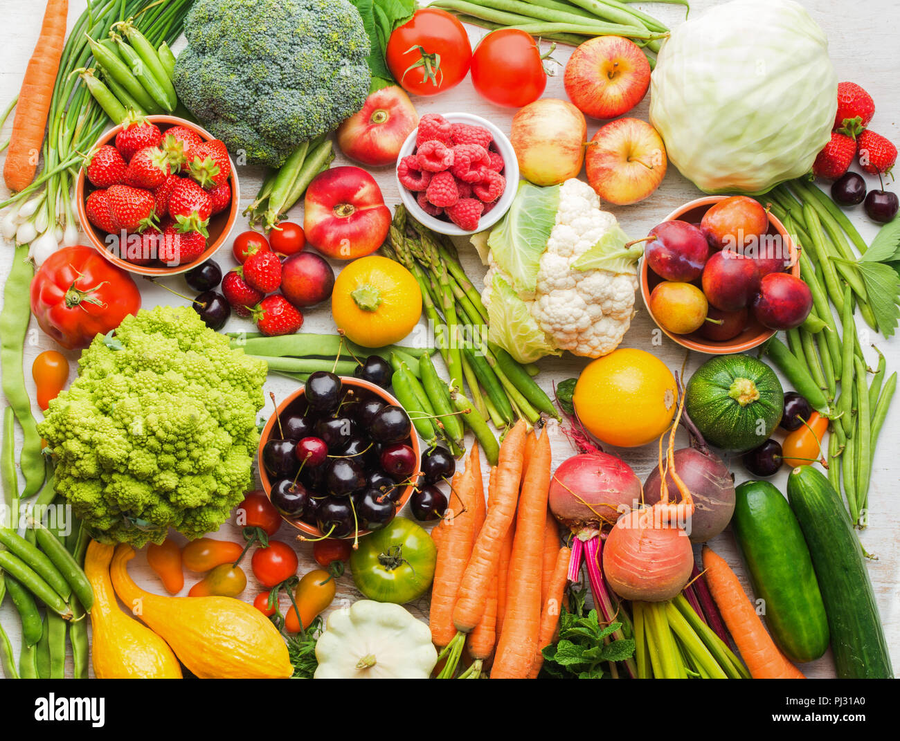 Frutta estiva verdure bacche sfondo, mele Ciliege Pesche Fragole Cavolo broccoli Cavolfiori squash Pomodori Carote cipolline barbabietola, copia spazio, vista dall'alto, il fuoco selettivo Foto Stock