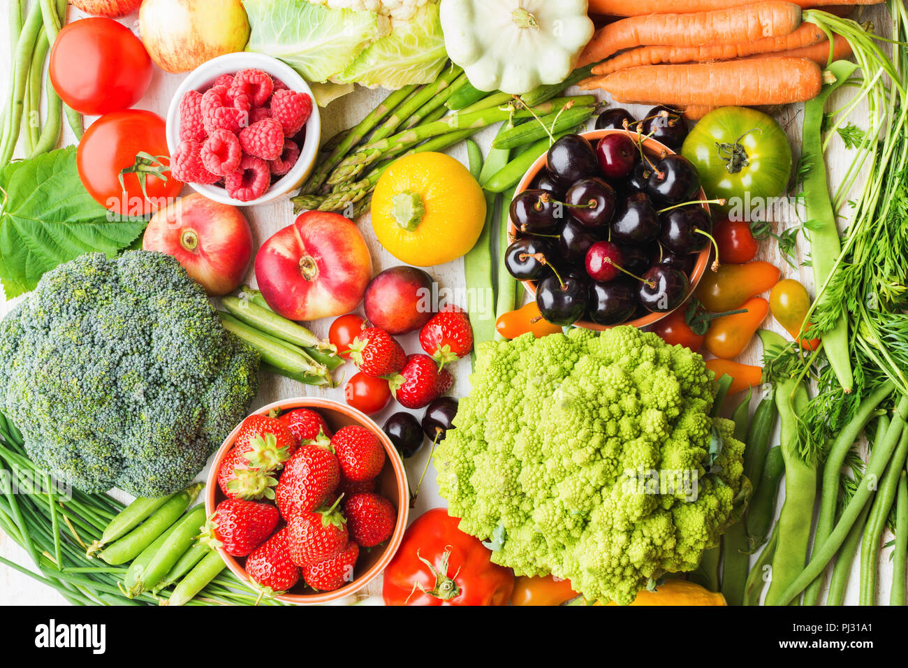 Frutta estiva verdure bacche sfondo, mele Ciliege Pesche Fragole Cavolo broccoli Cavolfiori squash Pomodori Carote primavera barbabietola, copia spazio, vista dall'alto, il fuoco selettivo Foto Stock