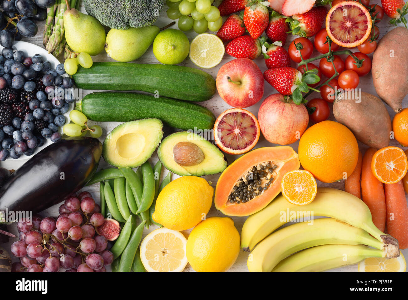 Mangiare sano, un vasto assortimento di frutta e verdura in arcobaleno di colori di sfondo, vista dall'alto, il fuoco selettivo Foto Stock