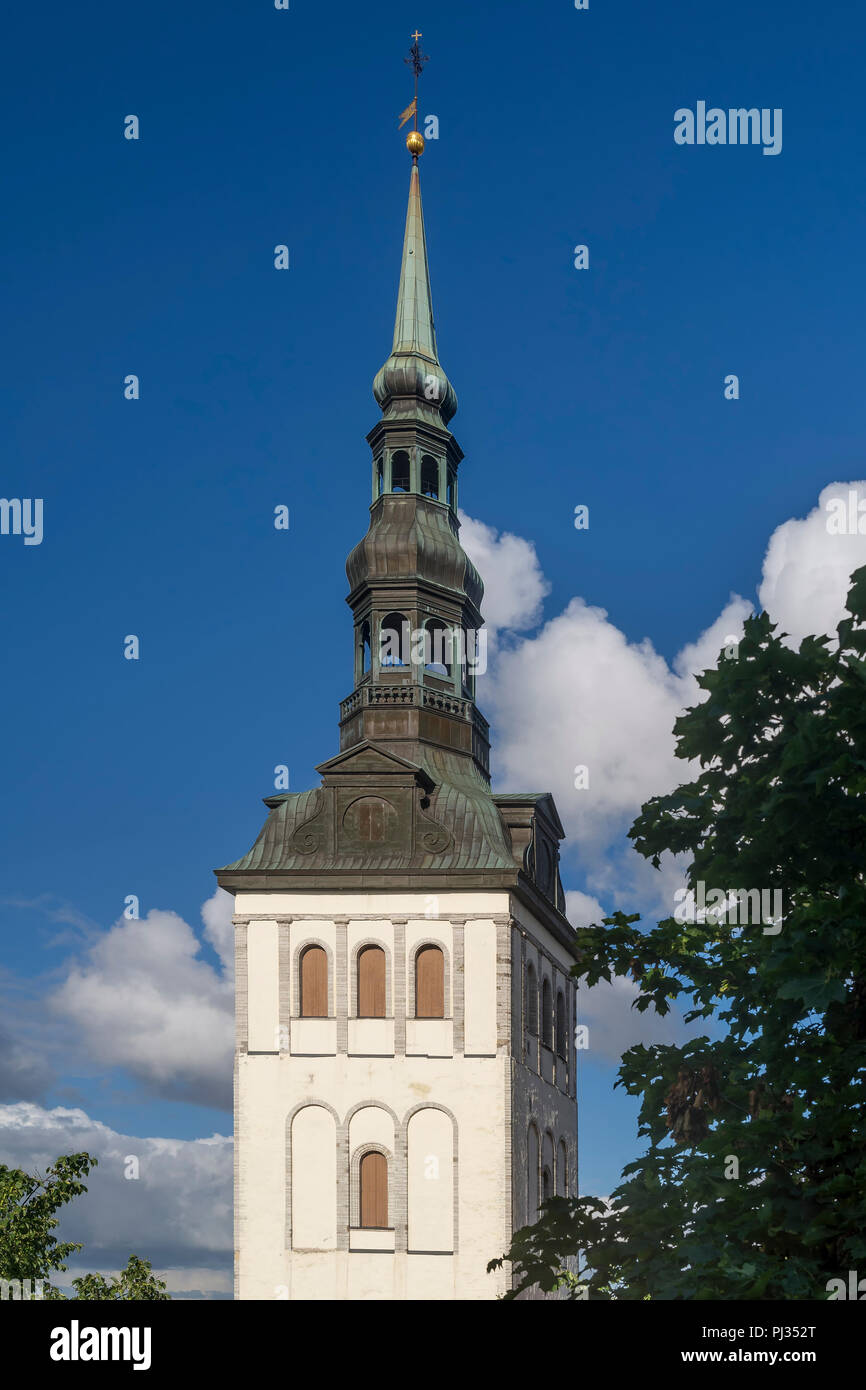 Il bel campanile della chiesa di San Nicola a Tallinn in Estonia Foto Stock