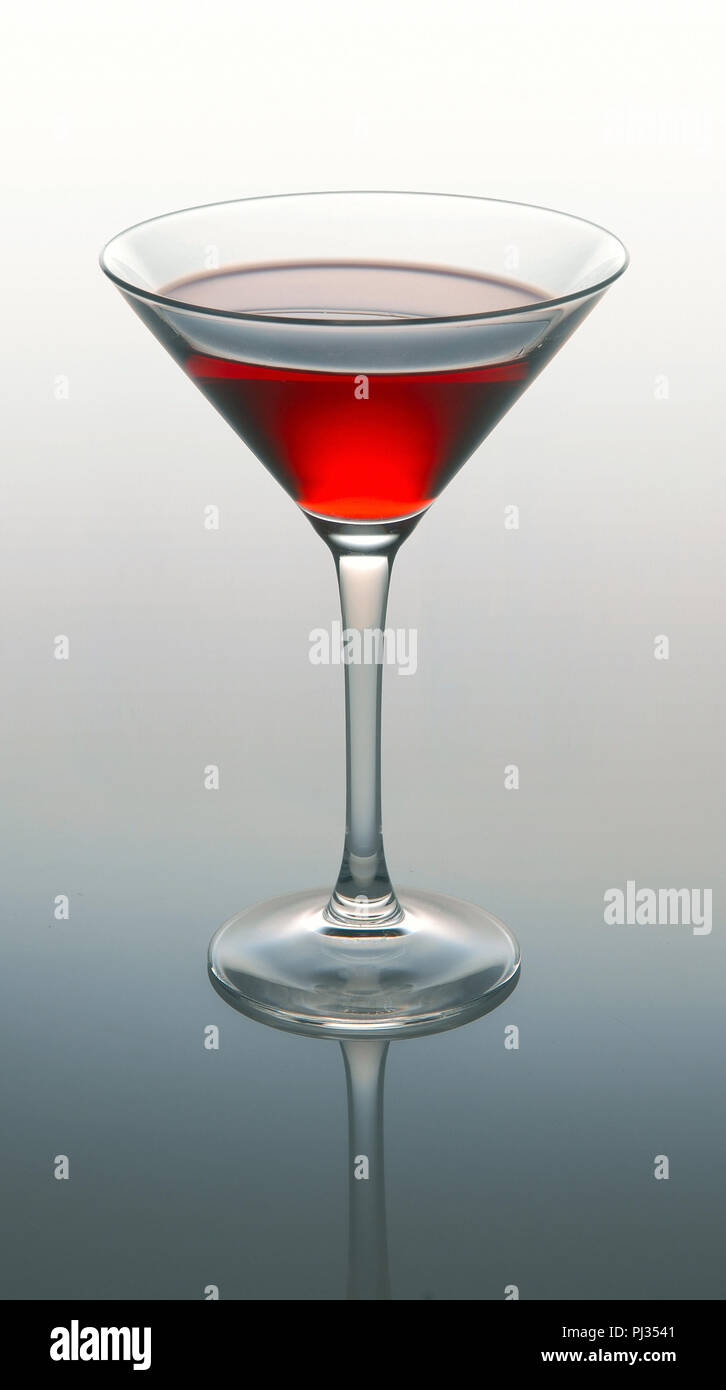Coppetta Martini con coctail rosso su sfondo grigio Foto Stock