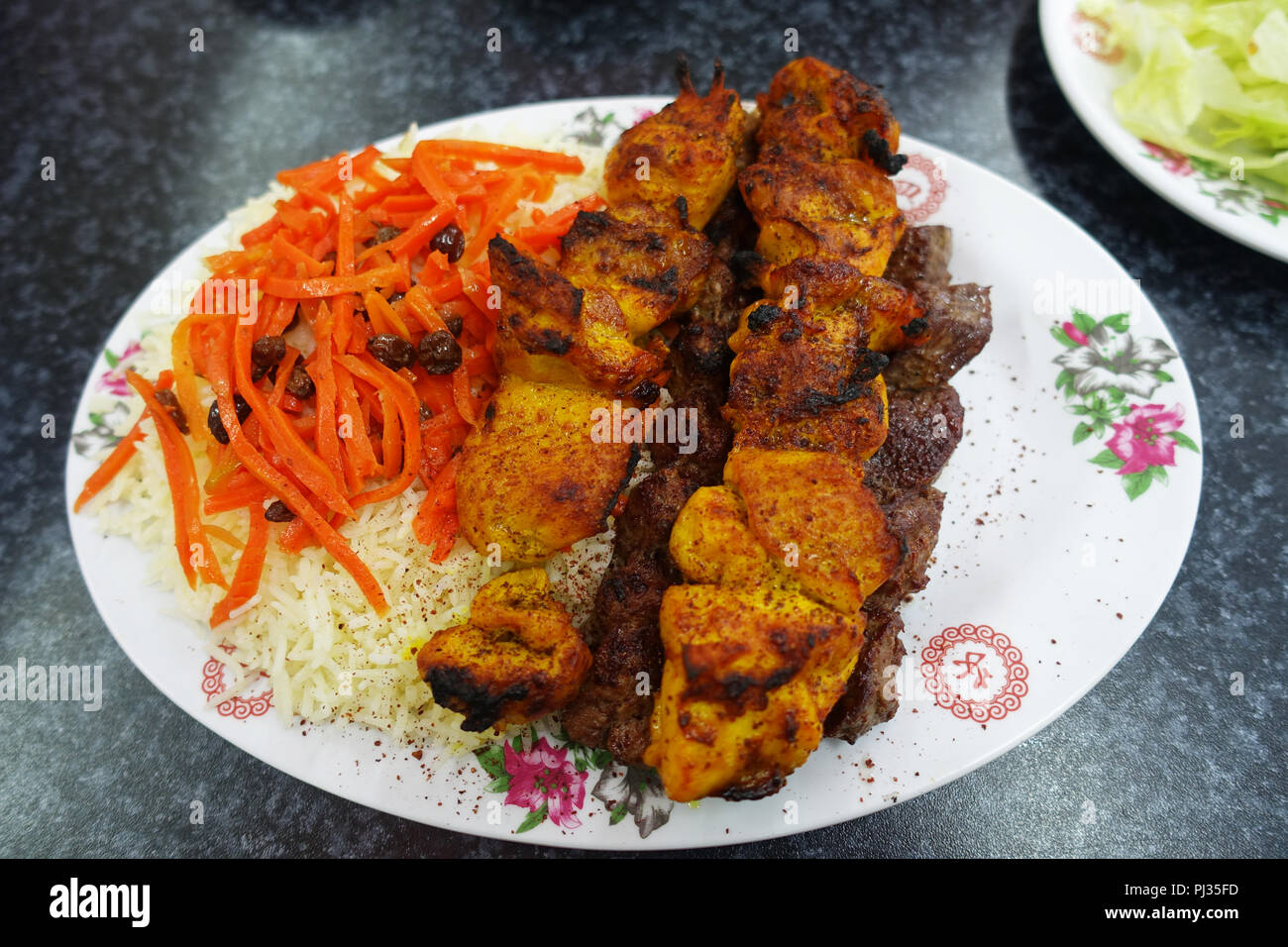 Cibo afghano riso pilaf, agnello alla griglia e spiedini di pollo Foto Stock