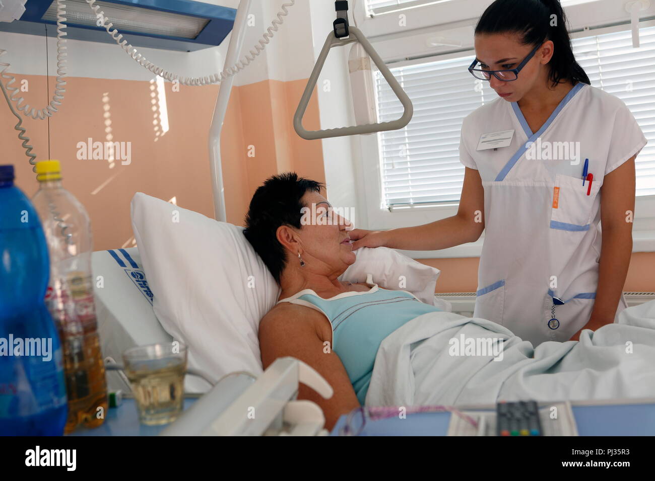 Paziente e infermiere parlare, stanza di ospedale, reparto di chirurgia, servizio sanitario, ospedale Foto Stock