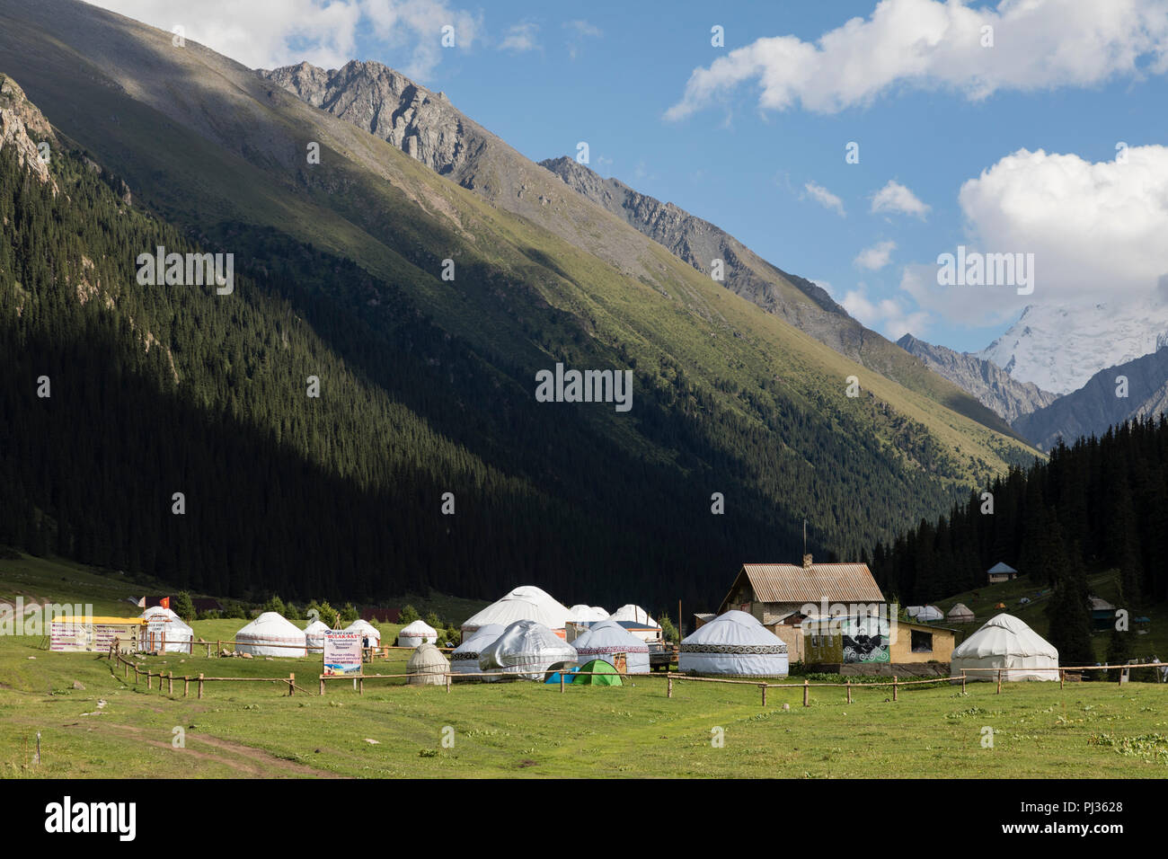 Altyn-Arashan, Kirghizistan, 13 agosto 2018: Yurt campi nella valle di Altyn-Arashan vicino a Karakol in Kirghizistan Foto Stock