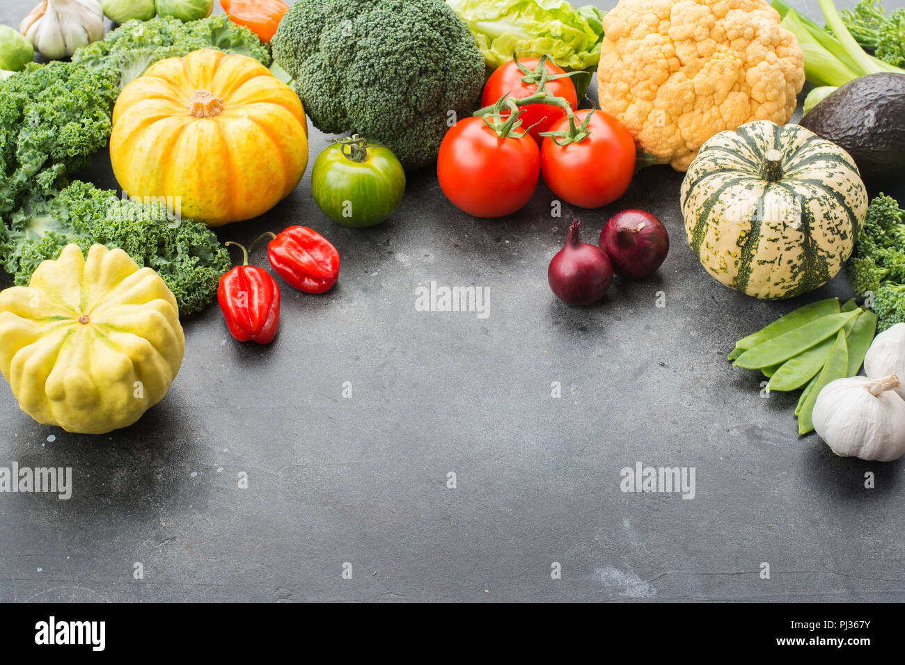 Vista superiore della verdura in grigio scuro su sfondo nero, copia spazio per il testo al di sotto, il fuoco selettivo Foto Stock