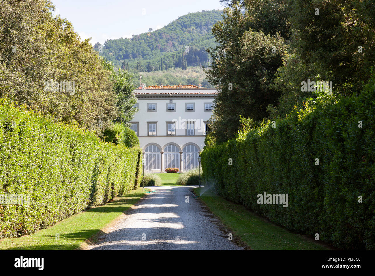 La Villa Grabau, a Lucca (Toscana - Italia). Edificio neoclassico, la villa si presenta ai visitatori di vedere un nove ettari di giardini giardino botanico. Foto Stock