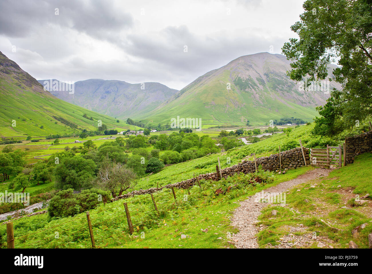 Opinioni sul percorso verso Scafell Pike, la montagna più alta in Inghilterra, Parco Nazionale del Distretto dei Laghi, Inghilterra, il fuoco selettivo Foto Stock