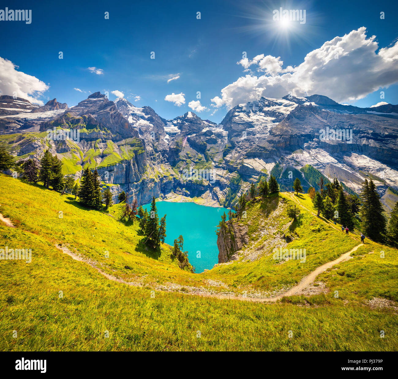 Colorato mattinata estiva sul lago unico - Oeschinen (Oeschinensee), il Sito Patrimonio Mondiale dell'UNESCO. La Svizzera e l'Europa. Foto Stock