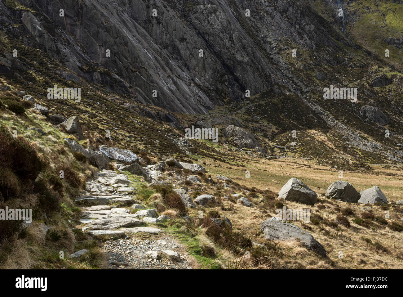 Percorso roccioso che conduce fino al Devils" Cucina a Cwm Idwal nella riserva naturale del Parco Nazionale di Snowdonia, il Galles del Nord. Foto Stock