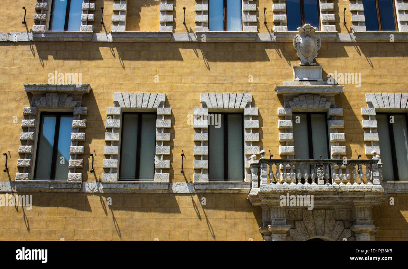 Dettagli della bellissima città di Siena in Toscana, Italia presa il periodo più difficile per la fotografia, mezzogiorno! Foto Stock