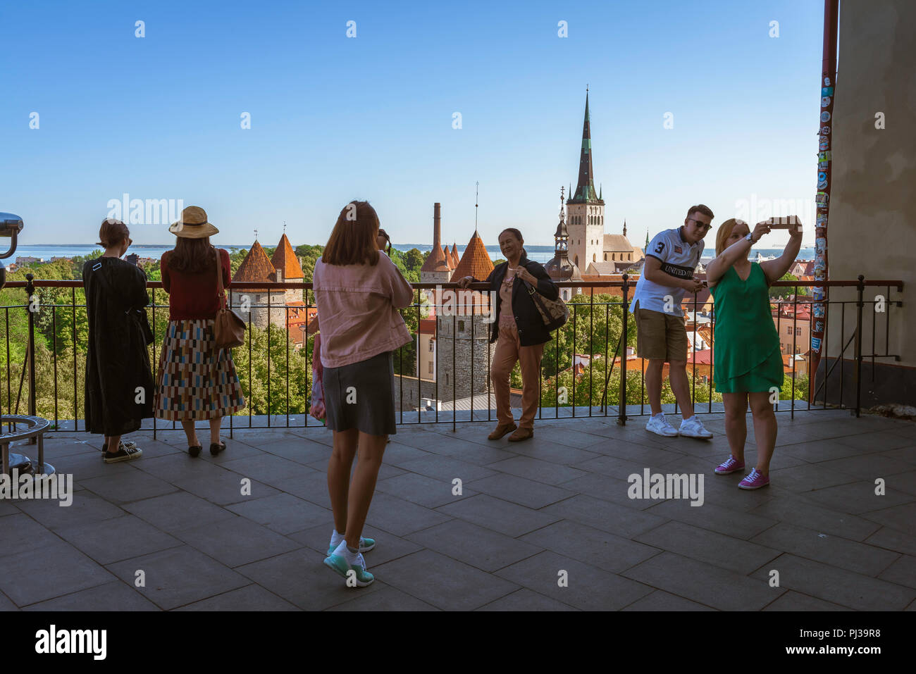 Turismo turisti in Europa, vista di turisti sulla collina di Toompea prendendo le foto di se stessi e la medievale città vecchia di Tallinn, Estonia, l'Europa. Foto Stock