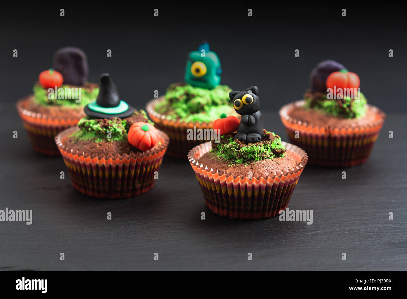 Halloween Holiday cibo colorato brownie fantasia tortina con fondente decorare Foto Stock