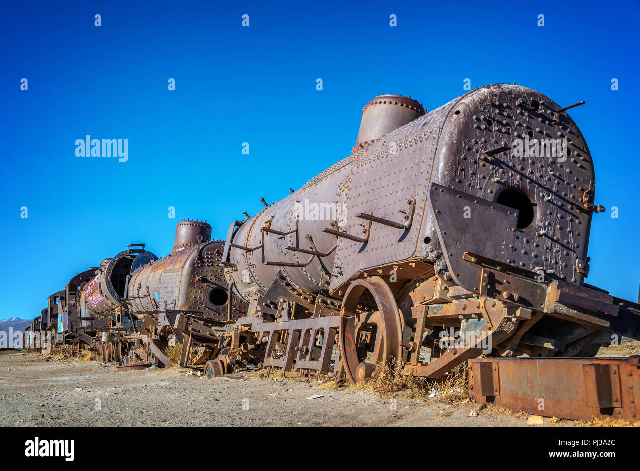 Vecchia locomotiva arrugginita abbandonata nel cimitero del treno di Uyuni, Bolivia Foto Stock