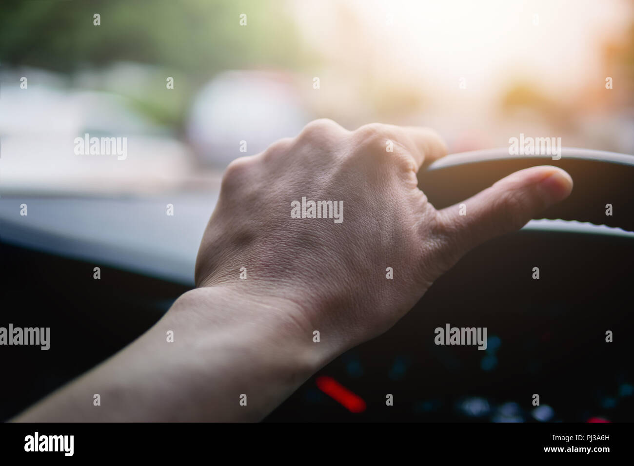 Alla guida di una vettura ,le mani sul volante del veicolo moderno concetto Foto Stock