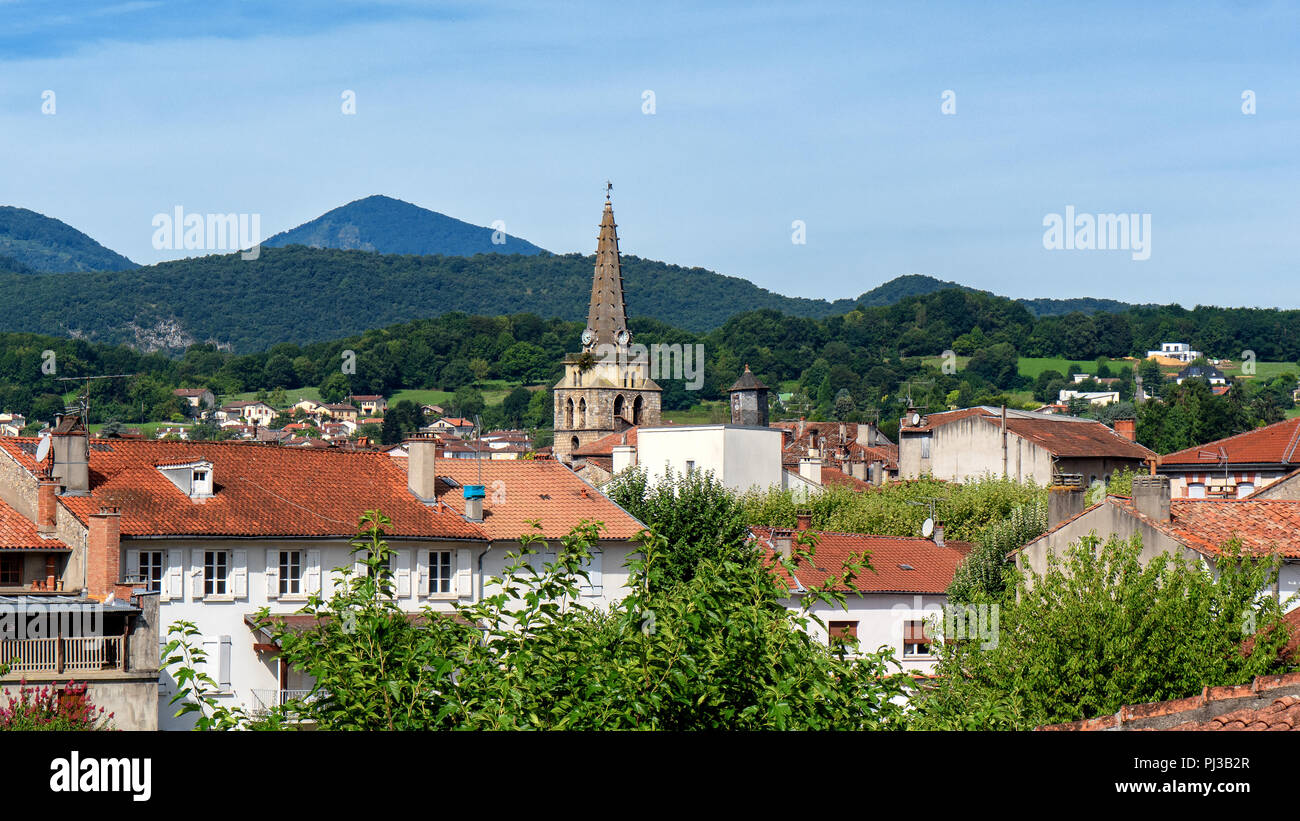 Una vista del campanile della chiesa di Saint Girons in Ariège Foto Stock