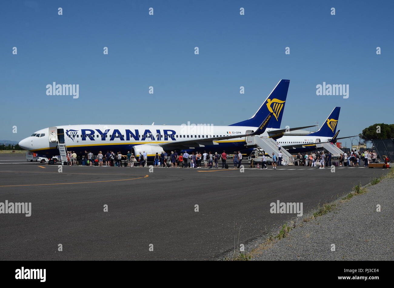Coda di passeggeri a bordo di RYANAIR BOEING 737-800(W) a Carcassonne legato per Manchester. Foto Stock