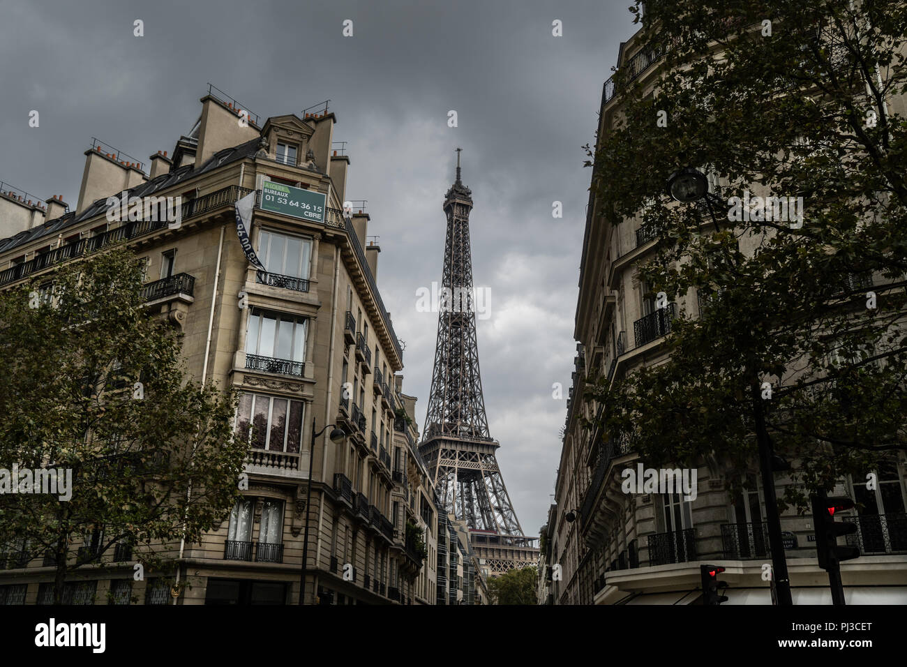 Torre Eiffel visto da una strada Foto Stock