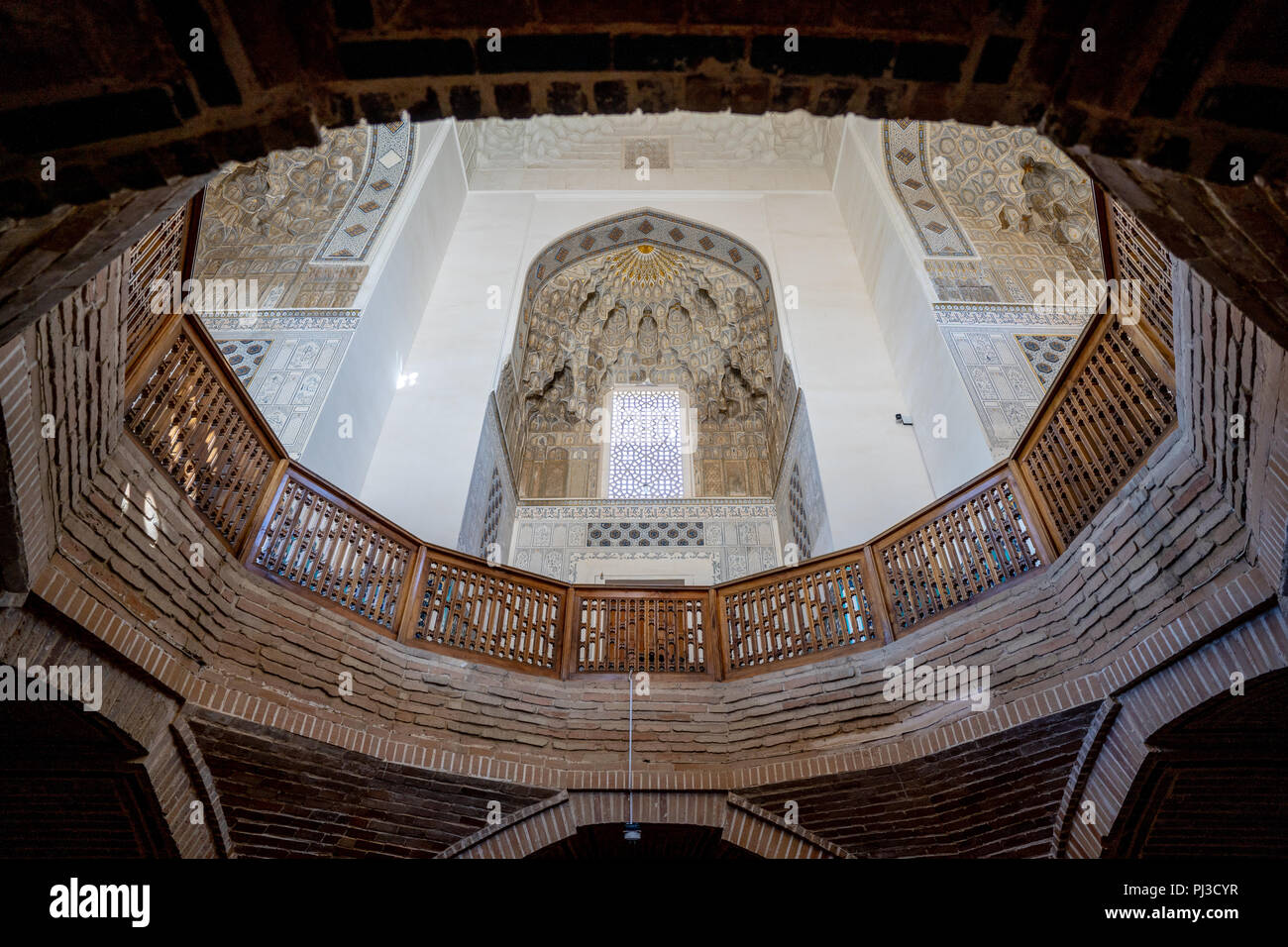 Interno di Bibi Khanum nel mausoleo, Samarcanda, decorato con intonaco ganch e dipinti Foto Stock