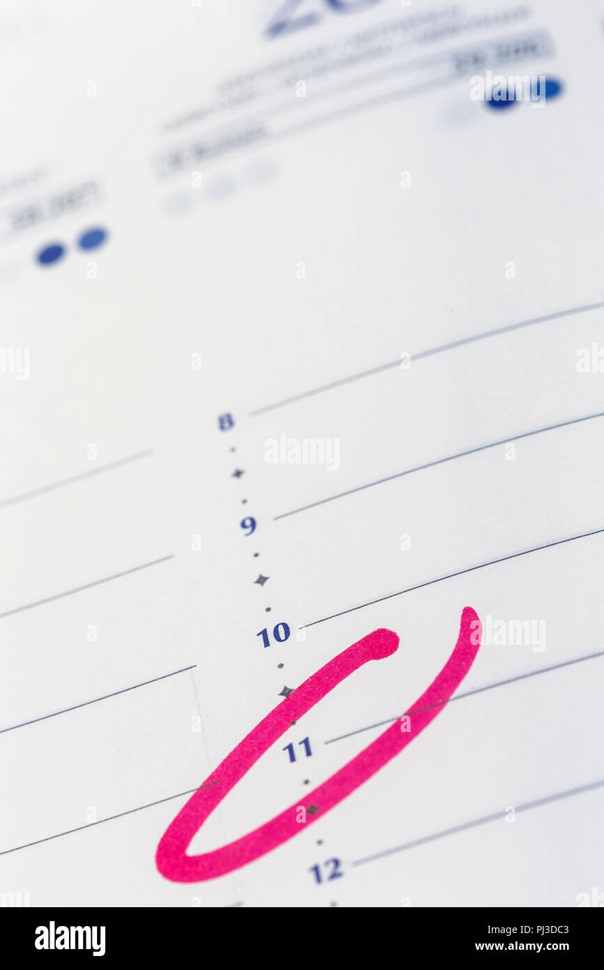 Calendario e pianificazione di un'ora cerchiato in rosa il marcatore per ricordare le riunioni Foto Stock