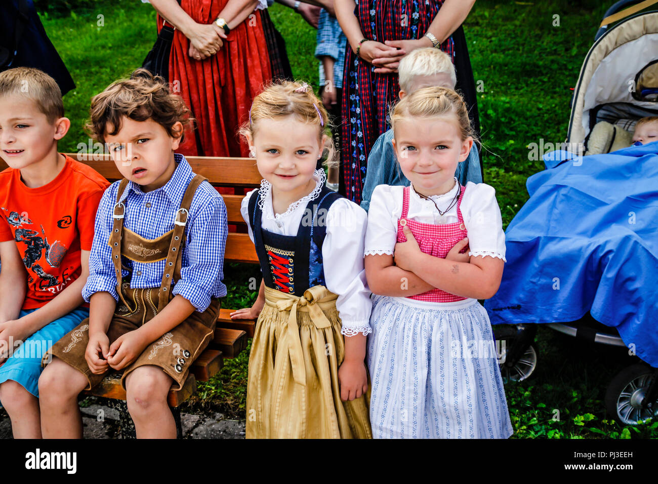 Bambini tirolese in abito tradizionale di lederhosen per ragazzi e durndl  per ragazze frequentare patrocinio giornata in Reith bei Seefeld, Austria  Foto stock - Alamy