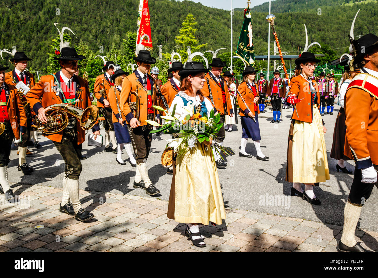 Locali di membri della band marzo fuori la piazza del villaggio sul patrocinio giornata in Reith bei Seefeld, Austria Foto Stock