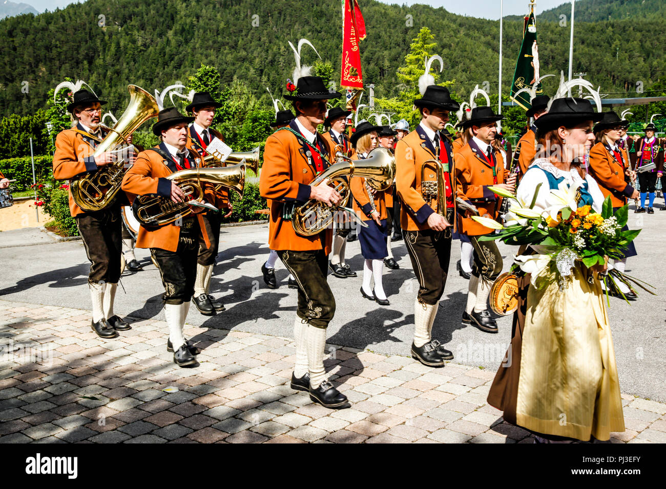 Locali di membri della band marzo fuori la piazza del villaggio sul patrocinio giornata in Reith bei Seefeld, Austria Foto Stock