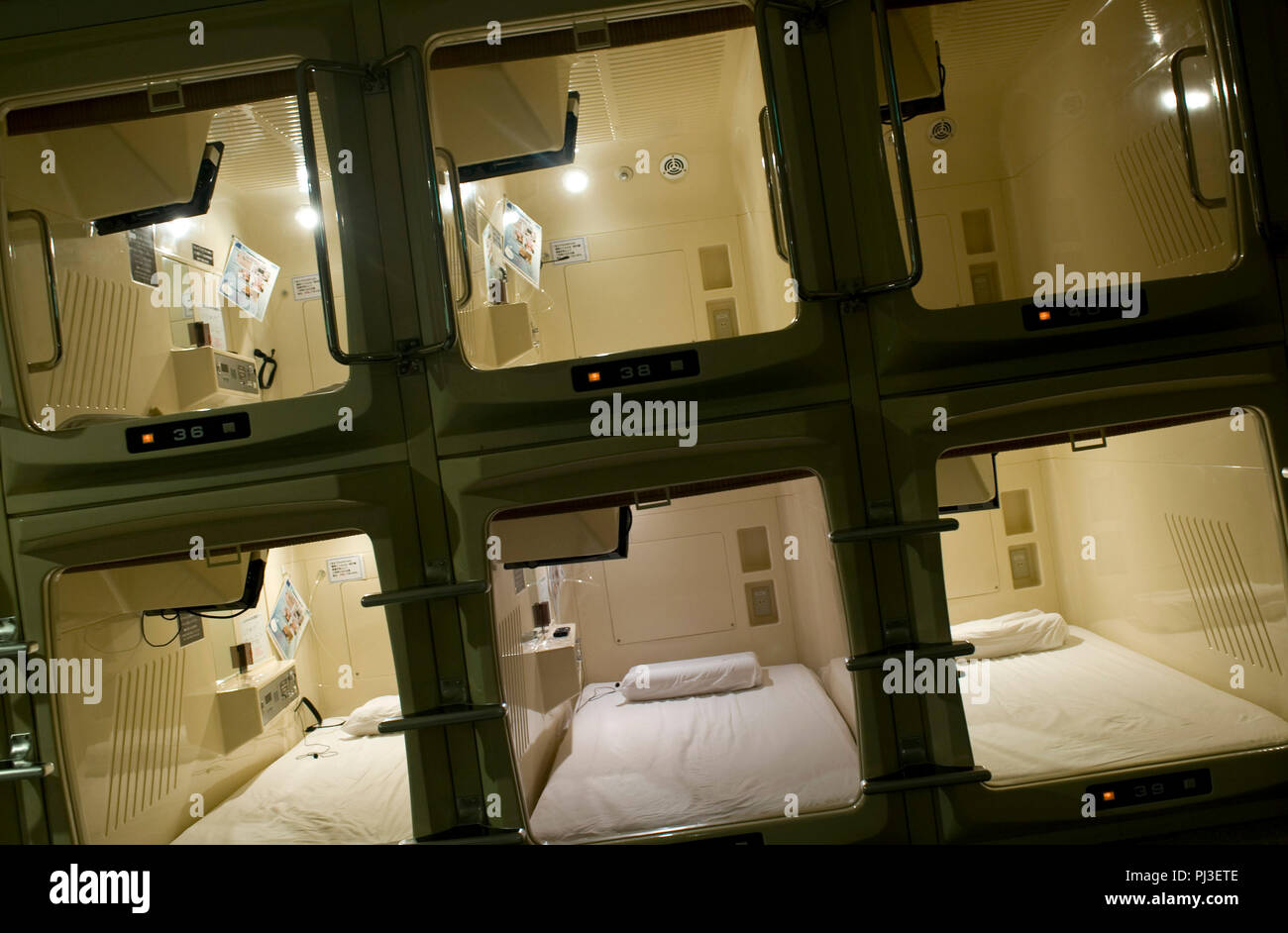 La foto mostra il sonno posti offerti a SkySpa relax resort e la capsula hotel a Yokohama, in Giappone il 03 febbraio 2012. Alberghi di capsule può essere trovato Foto Stock