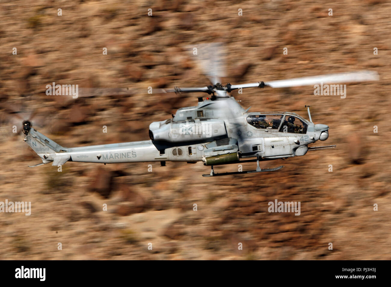 Stati Uniti Marines Corps Bell AH-1Z Viper (SN 168519) dal Marine Attacco leggero elicottero Squadron 169 (HMLA-169) vola basso livello sulla transizione Jedi attraverso Star Wars Canyon / Rainbow Canyon, il Parco Nazionale della Valle della Morte, Panamint Springs, California, Stati Uniti d'America Foto Stock