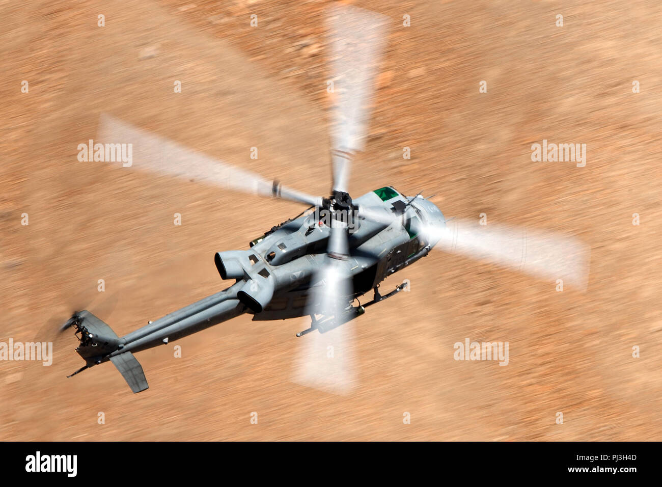 Stati Uniti Marines Corps Bell UH-1Y Venom (SN 168797) vola basso livello sulla transizione Jedi attraverso Star Wars Canyon / Rainbow Canyon, il Parco Nazionale della Valle della Morte, Panamint Springs, California, Stati Uniti d'America Foto Stock