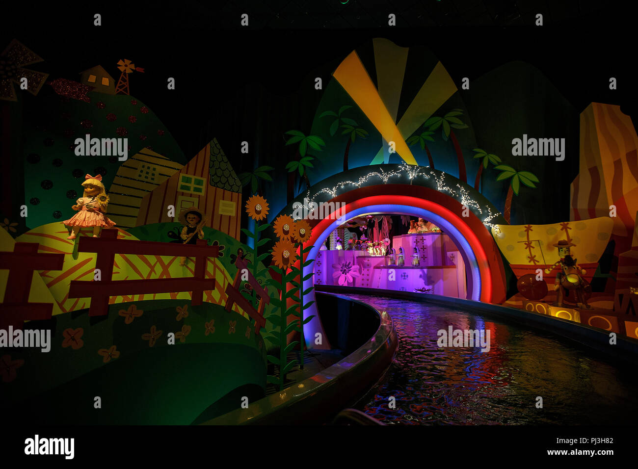 Sul display è un piccolo mondo ride, Disneyland Park di Anaheim, California, Stati Uniti d'America Foto Stock