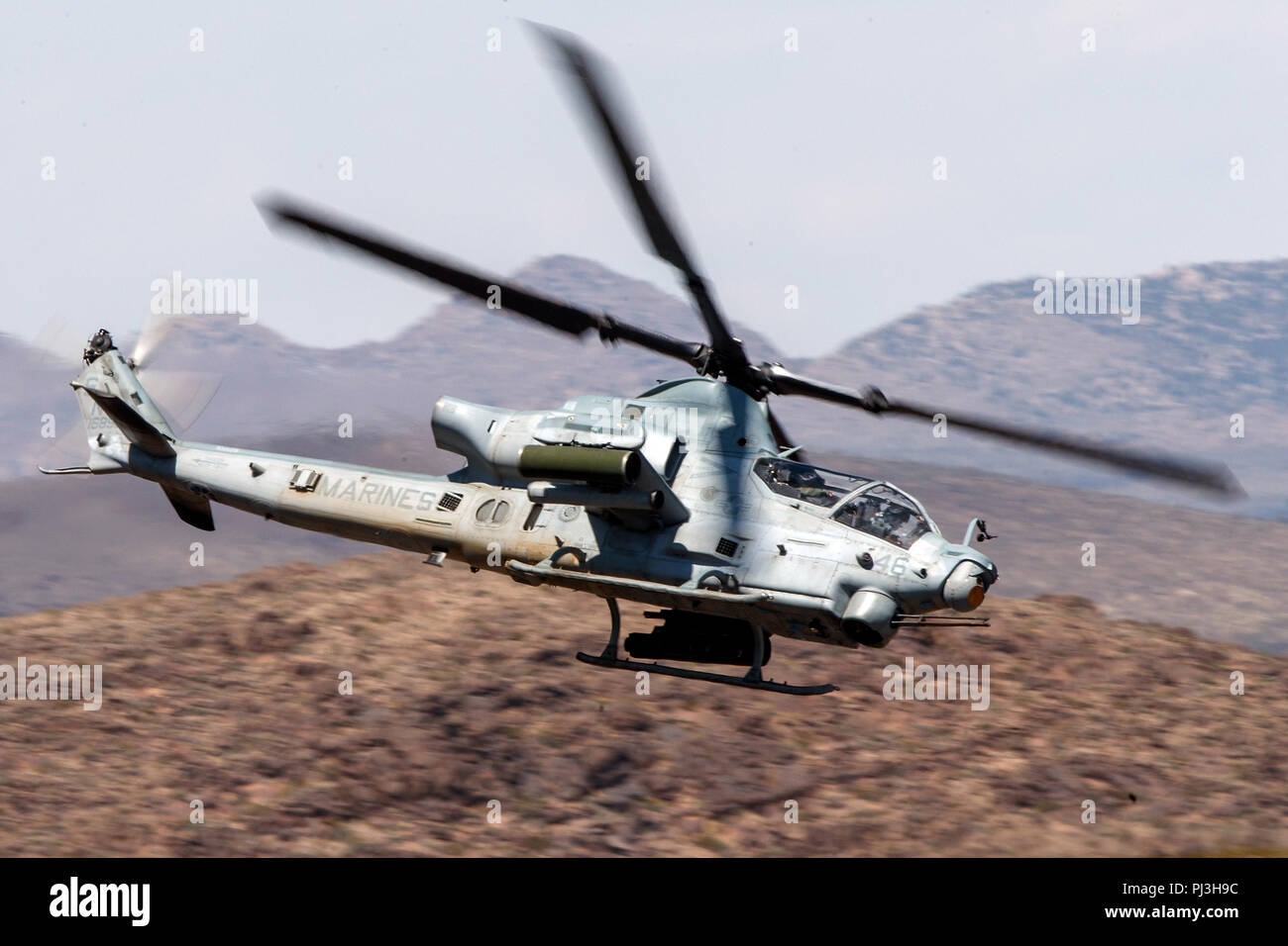 Stati Uniti Marines Corps Bell AH-1Z Viper (SN 168529) vola basso livello sulla transizione Jedi attraverso Star Wars Canyon / Rainbow Canyon, il Parco Nazionale della Valle della Morte, Panamint Springs, California, Stati Uniti d'America Foto Stock