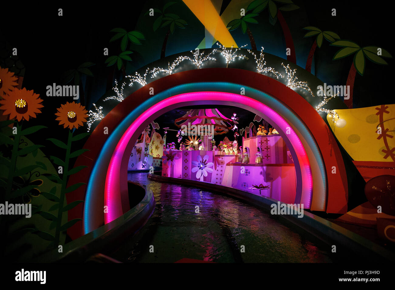 Sul display è un piccolo mondo ride, Disneyland Park di Anaheim, California, Stati Uniti d'America Foto Stock